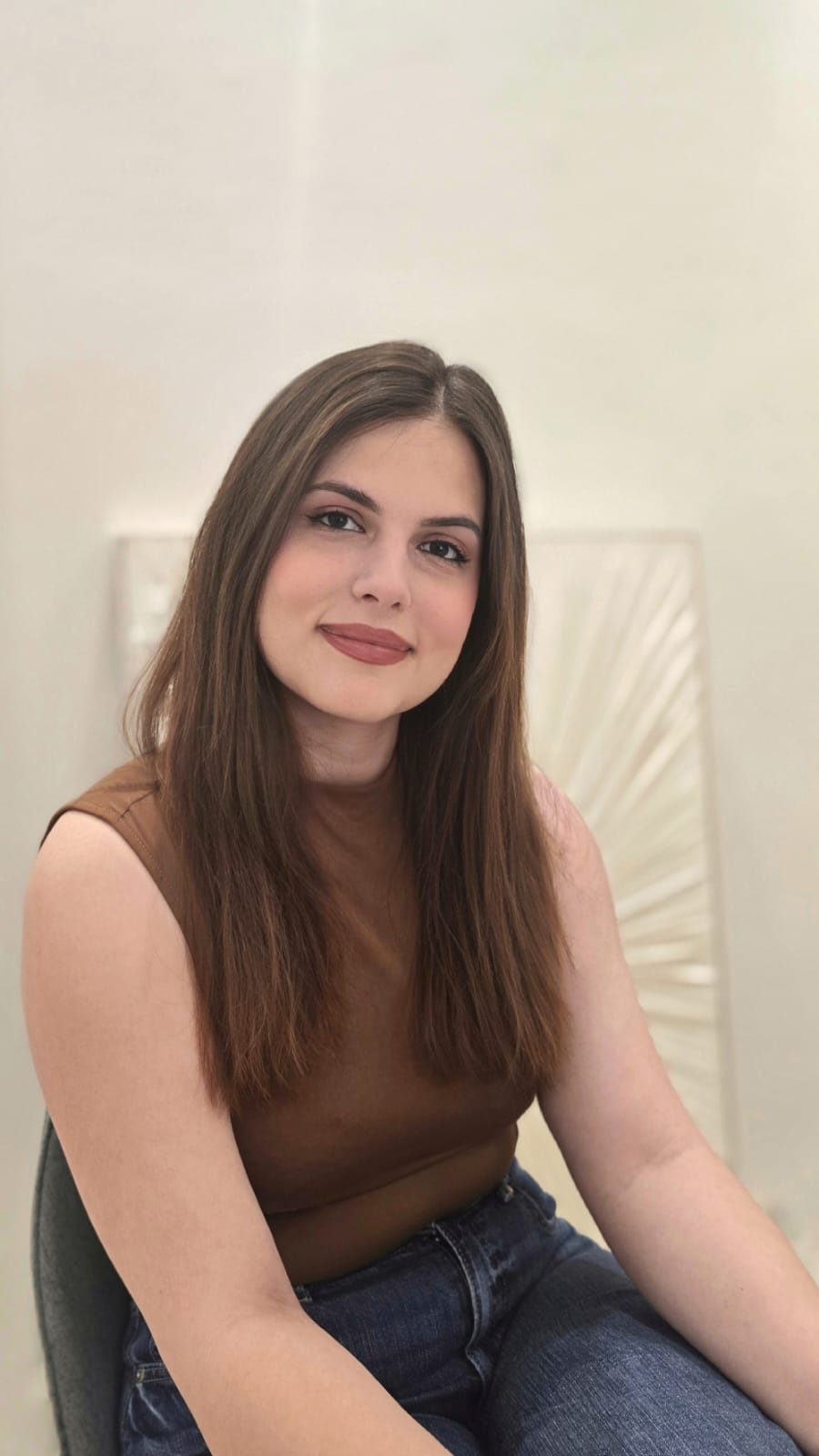 Η Ioanna Darviri, ψυχολόγος, καθισμένη στο ιατρείο της στην Αθήνα